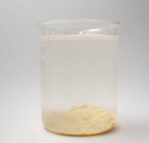Cependant, au contact de l'eau, il se désintègre complètement, c'est pourquoi il peut être retiré dans les toilettes